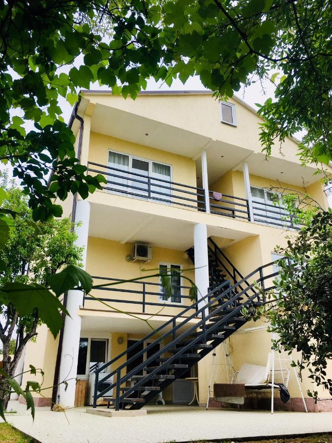 Rozalin Guest House Gudauta Esterno foto